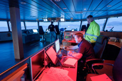Ombord i REM Gambler, ankerhåndtering, sleping av plattform, Nordsjøen, blå time, broa