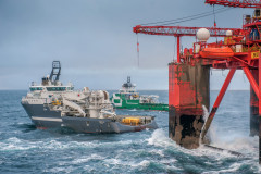 Ombord i REM Gambler, arbeider med å få opp 4 anker, for så å slepe plattformen Bredford Dolphin til land, flere fartøy hjelper til