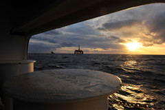 Ombord i REM Gambler, sleping av plattform, Nordsjøen i solnedgang